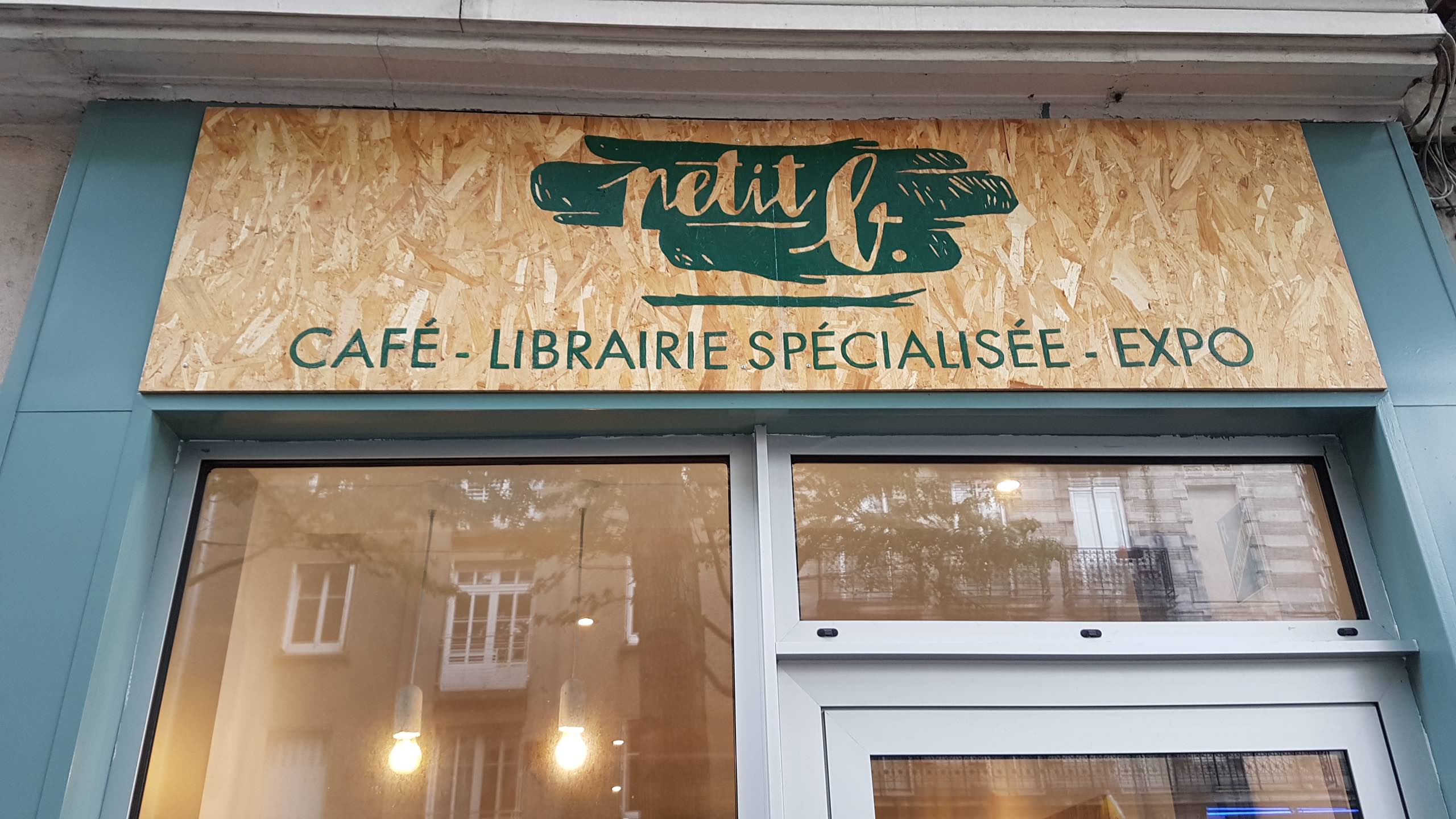 petit-b-cafe-librairie-arts-graphiques-nantes-bea-dejeuner-gouter-vegetarien-vegan-sans-gluten-facade-2