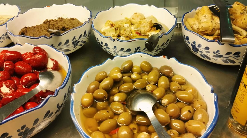 epicerie-fine-traiteur-grec-pelops-abbesses-paris-18-cuisine-mediterraneene-olives-tomates.jpeg