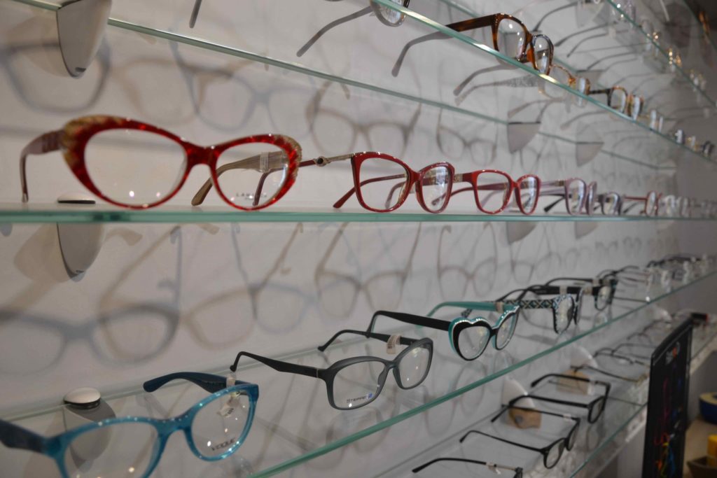 Optique-du-Vieux-Pays-opticien-6-bis-rue-de-Verdun-à-Garges-lès-Gonesse-Ray-Ban-Carrera-Michael-Kors-Burberry-Guess-Lacoste-Cazal-Naoned-Zinka-Lafont-lunettes-scaled.jpeg