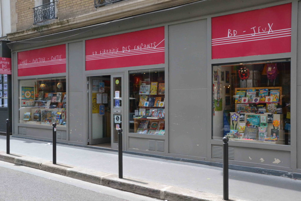 La librairie des enfants Paris 17 devanture jeux livre BD mangas