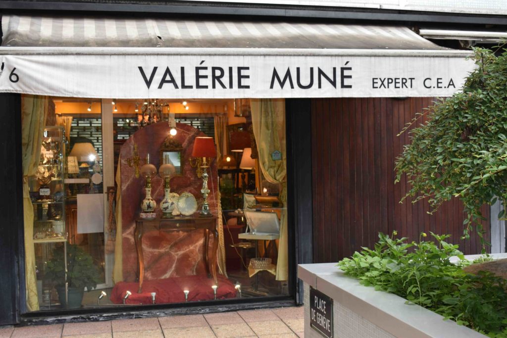 Valérie-Muné-Antiquité-Antiquaire-Paris-7-Village-Suisse-Avenue-de-Suffren-Paris-15-spécialiste-meubles-18ème-siècle-expert-devanture-scaled.jpg