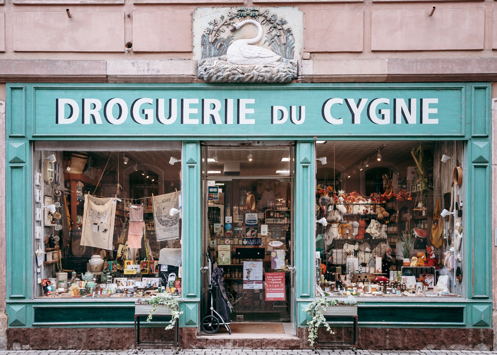 Droguerie-de-Cygne-Strasbourg-commerces-les-plus-anciens-de-France 1