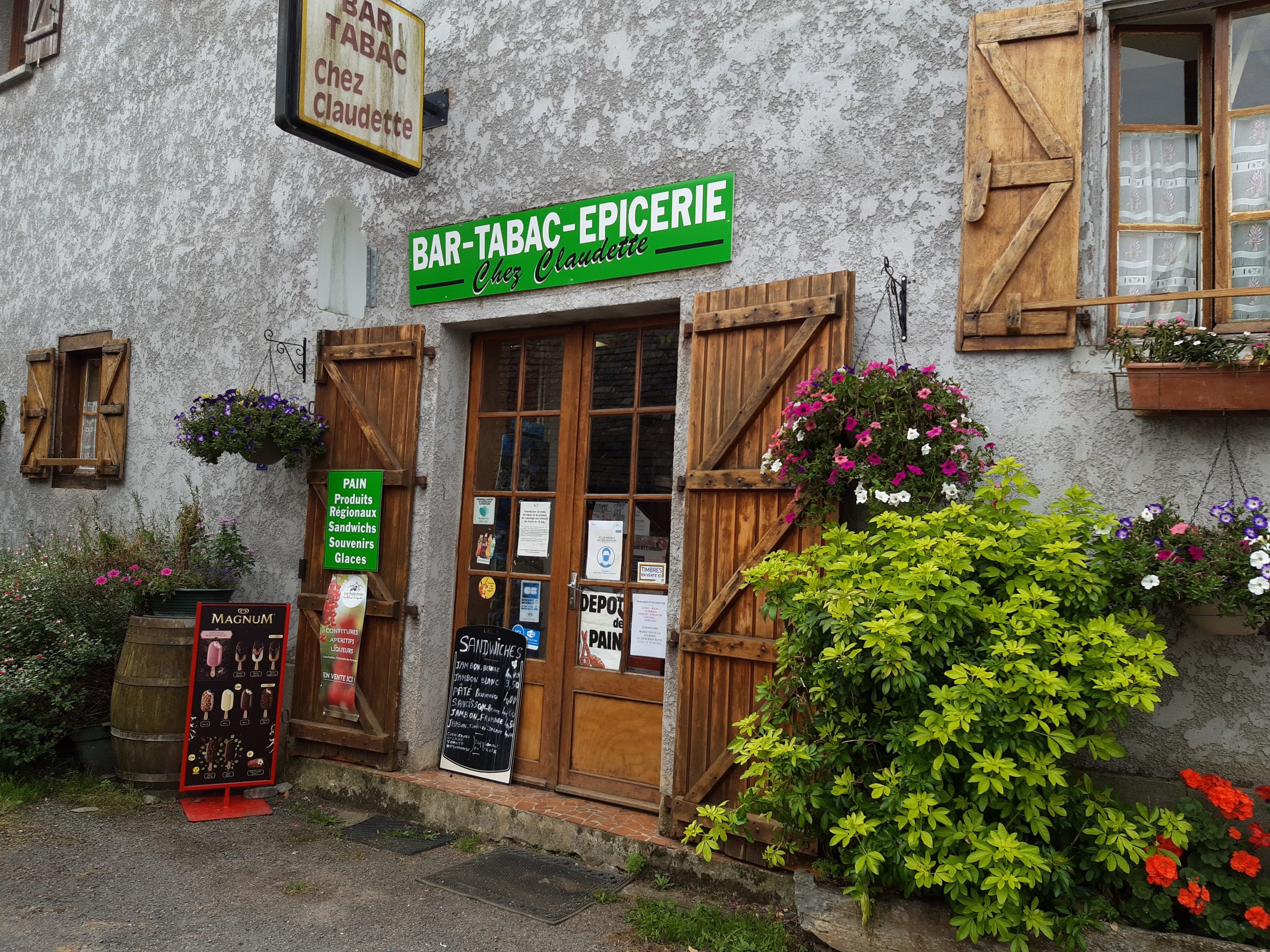Chez-Claudette-Bar-tabac-epicerie-Laborde-devanture-centree-scaled-1