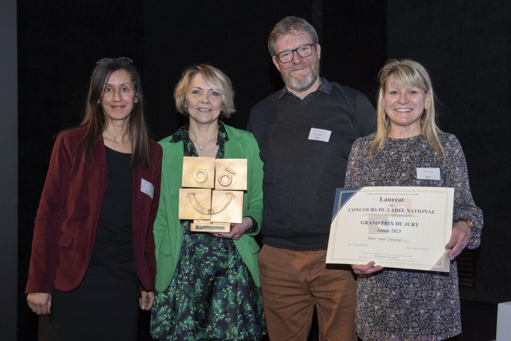 Les élus et commerçants de Bar sur Seine avec le Trophée du Jury, remis par Laetitia Dorla du groupement des Cartes Bancaires CB