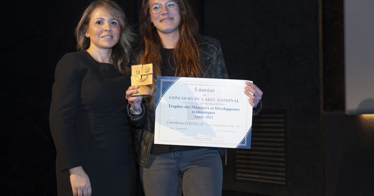 Caroline Lebaillif avec le Trophée des Managers remis par Myriam Trabelsi, Déléguée Régionale du Club des Managers du Centre-Ville (CMCV) en Ile-de-France