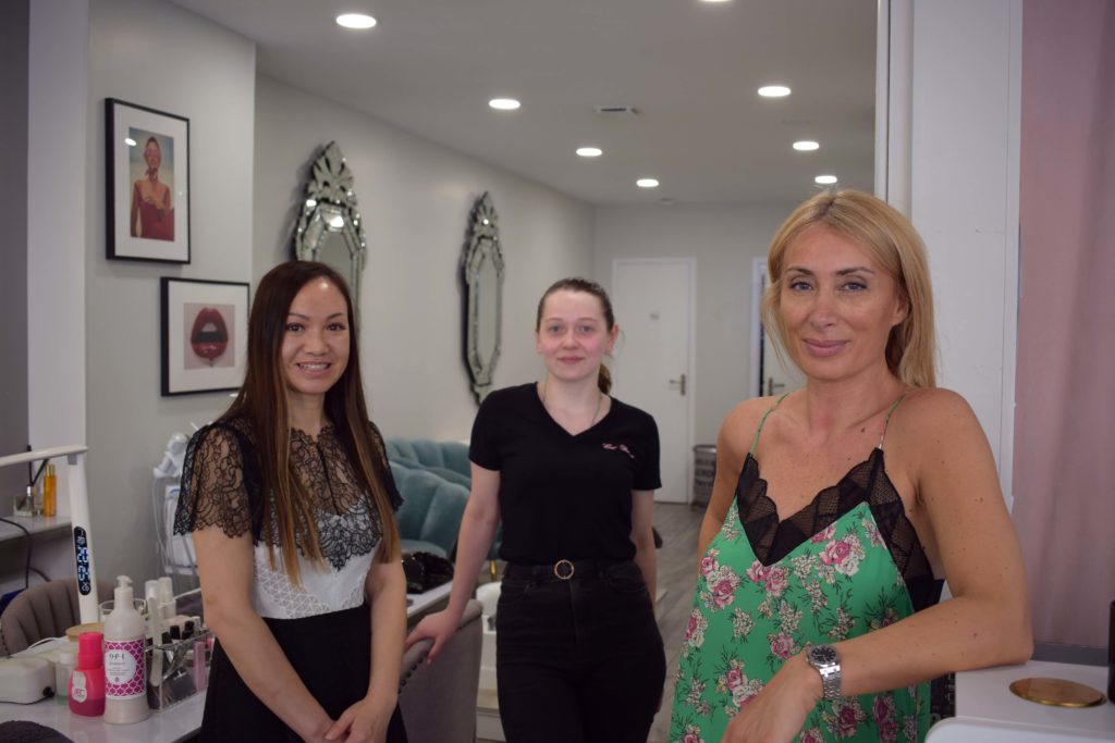 Cosy-beaute-Institut-de-beaute-salon-de-coiffure-Vanves-Stephanie-Benhamou-et-ses-deux-collaboratrices