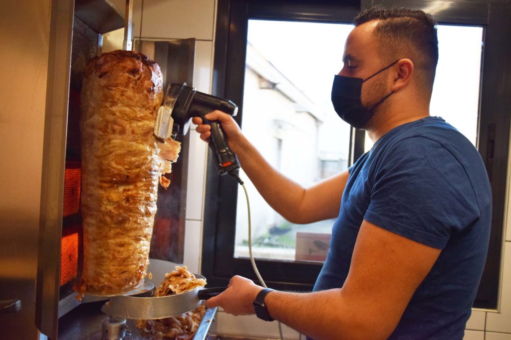 Toque-Turc-restaurant-Gonesse-Onur-hache-finement-la-viande-de-kebab
