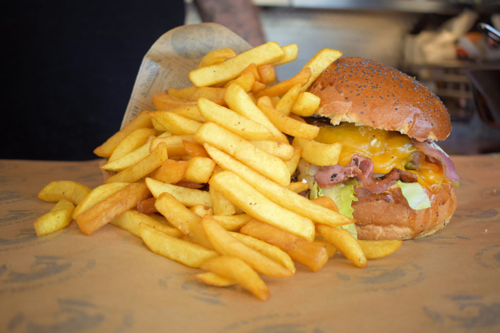 Frituur-Bear-Restaurant-Snack-Traiteur-Saint-Mard-cornet-de-frites-et-burger