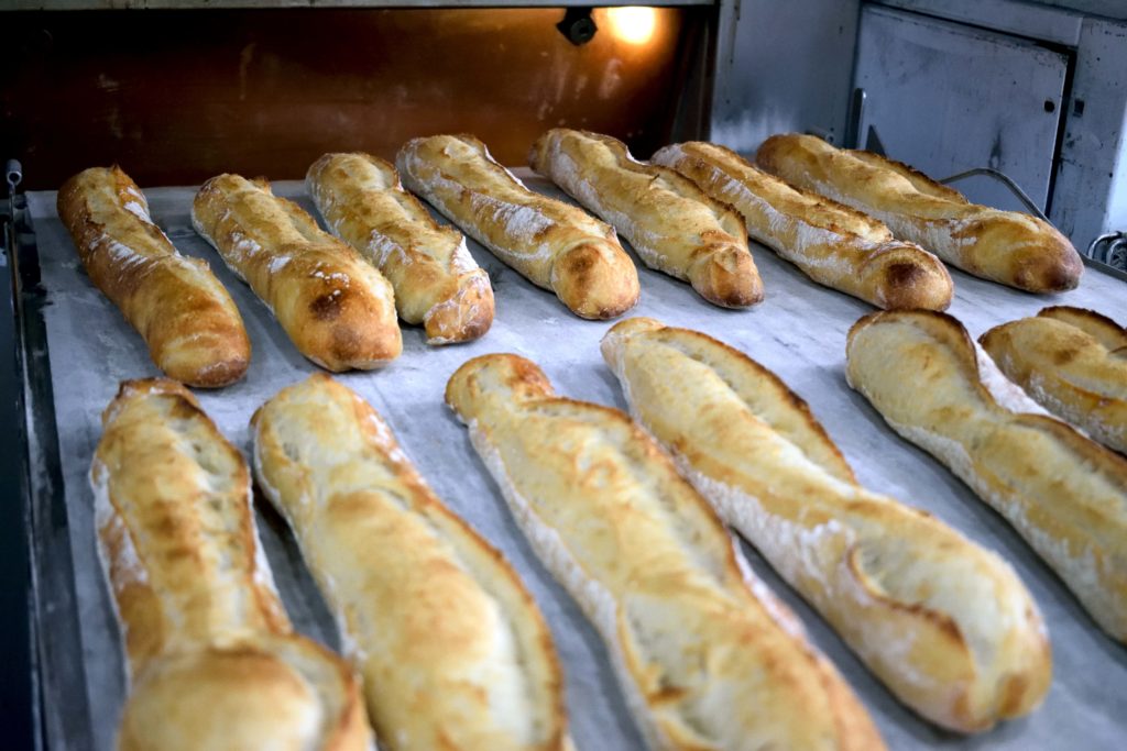 Boulangerie-de-leglise-boulangerie-patisserie-Vanves-baguettes-de-tradition-tout-juste-sorties-du-four