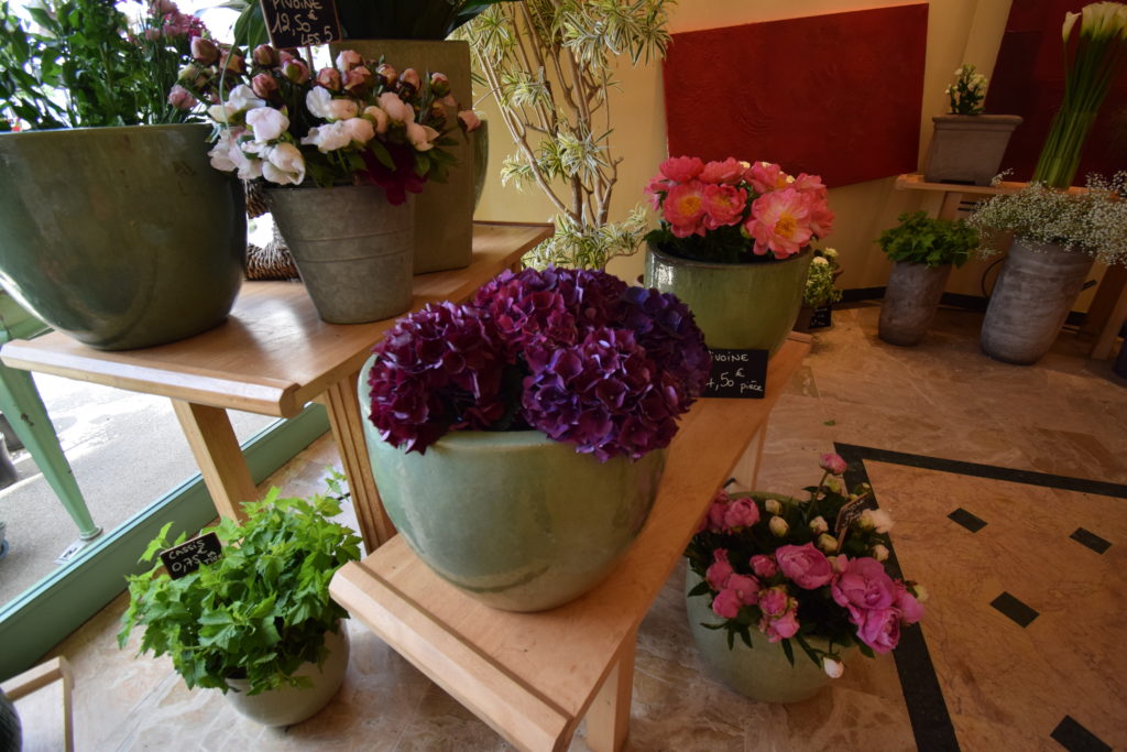 Eden-Flor-Fleuriste-Vanves-etageres-de-fleurs-interieur-boutique