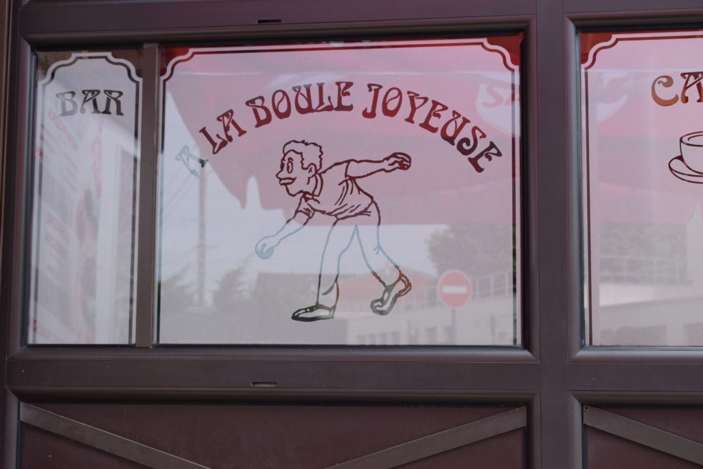 La-Boule-Joyeuse-restaurant-Mitry-Mory-vitrine-de-la-salle-de-restaurant-vue-depuis-la-terrasse