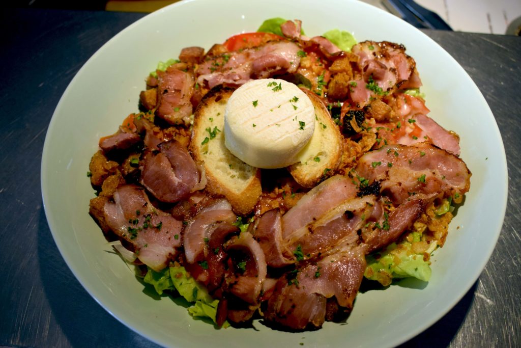 Oh-Divin-restaurant-Vanves-maxi-salade-avec-crottin-de-chevre-jambon-aveyronnais-et-oignons-confits