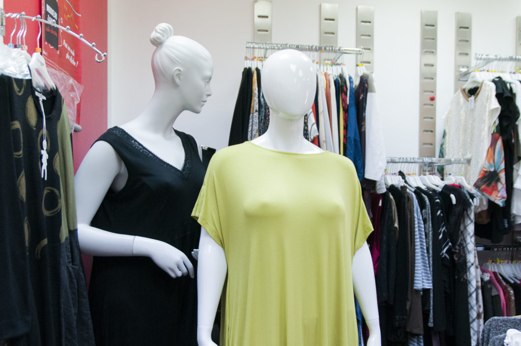 boutique-here-pret-a-porter-grande-taille-epinal-detail-mannequins-robes