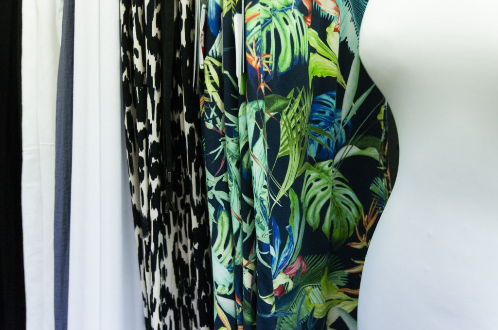 boutique-here-pret-a-porter-grande-taille-epinal-detail-pantalons-motifs-jungle