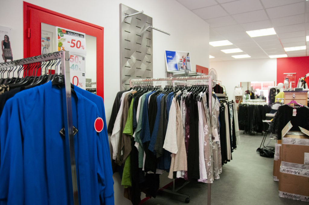 boutique-here-pret-a-porter-grande-taille-epinal-interieur-rayonnage