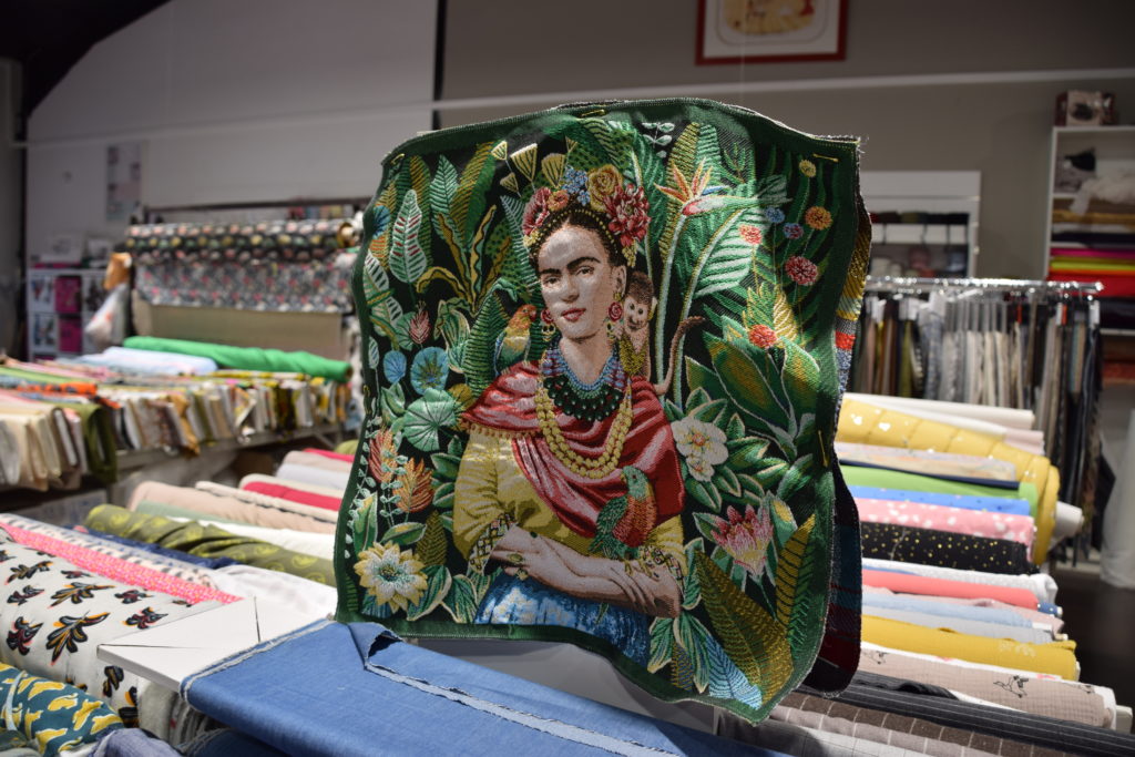 Latelier-Couture-Tissu-Cie-Nanteuil-Les-Meaux-carres-de-tissu-a-personnaliser-Frida-Kahlo