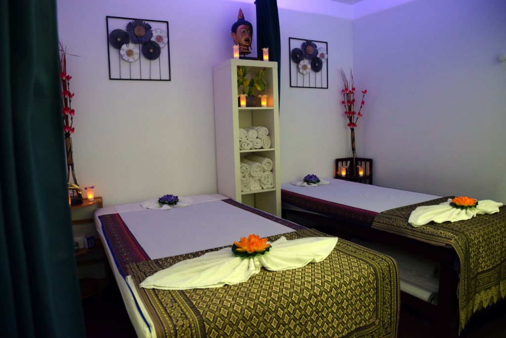 Spa-Thai-Massages-thailandais-Paris-2-cabine-de-massages-en-duo-depuis-le-couloir