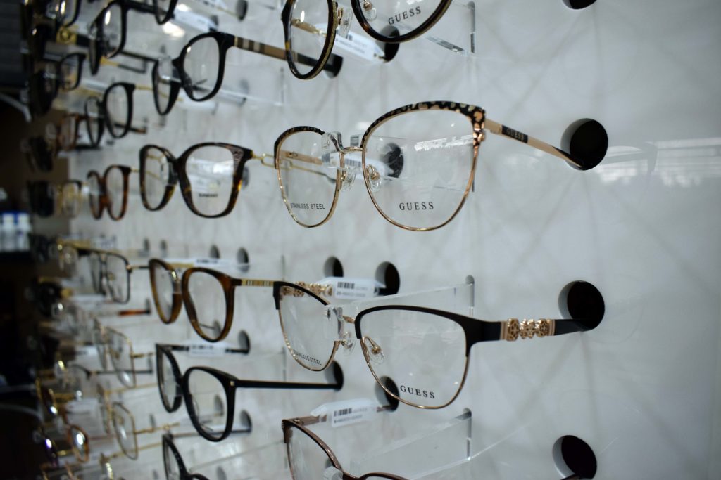 Prime-Optique-Opticien-Mitry-Mory-paires-de-lunettes-Guess-et-Burberry-pour-femme