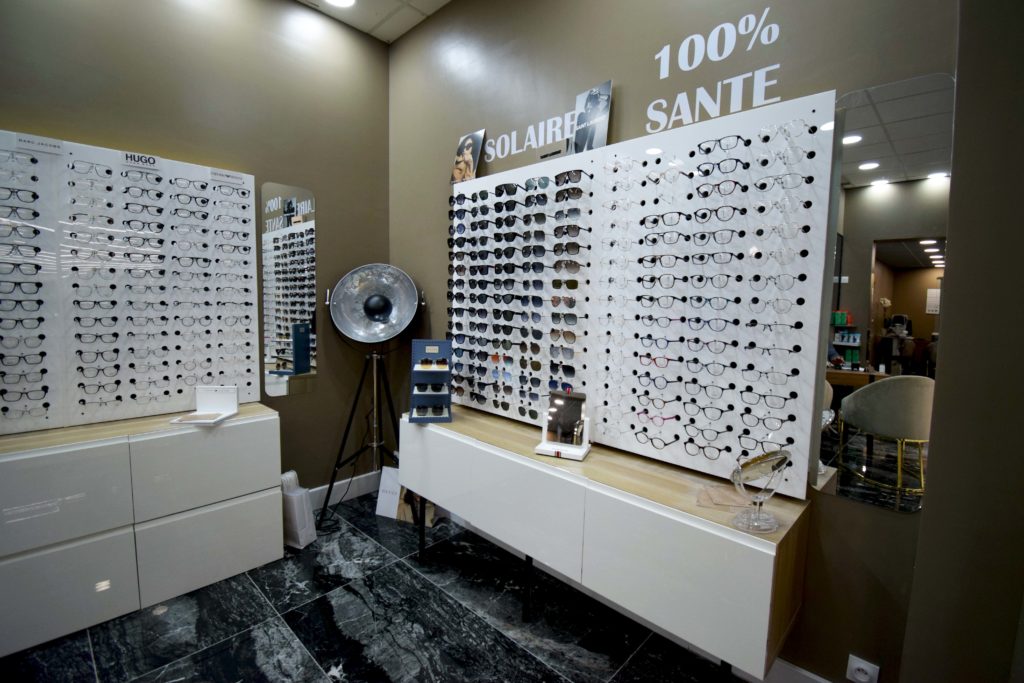 Prime-Optique-Opticien-Mitry-Mory-vue-des-vitrines-lunettes-pour-hommes-et-solaires