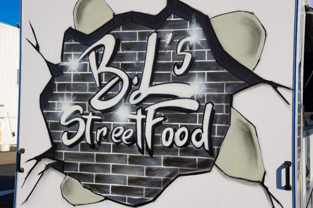 B Ls-stretfood-foodtruck-Claye-Souilly-la-customisation-du-food-truck-a-ete-realise-par-un-artiste-de-street-art