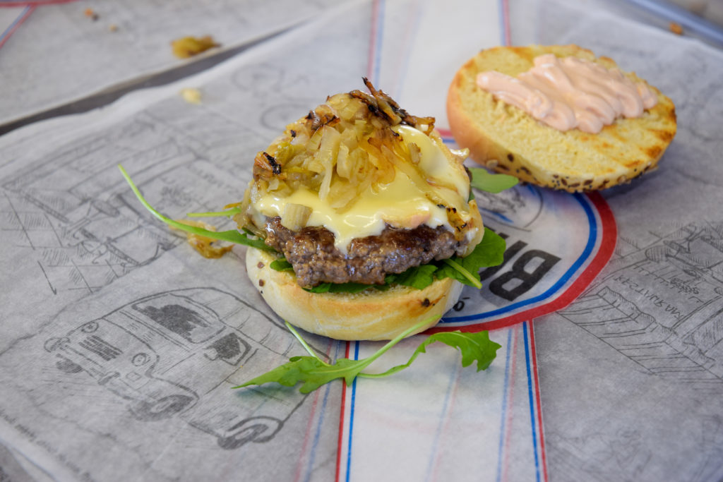 B Ls-stretfood-foodtruck-Claye-Souilly-le-burger-Maroillou-en-cours-de-montage