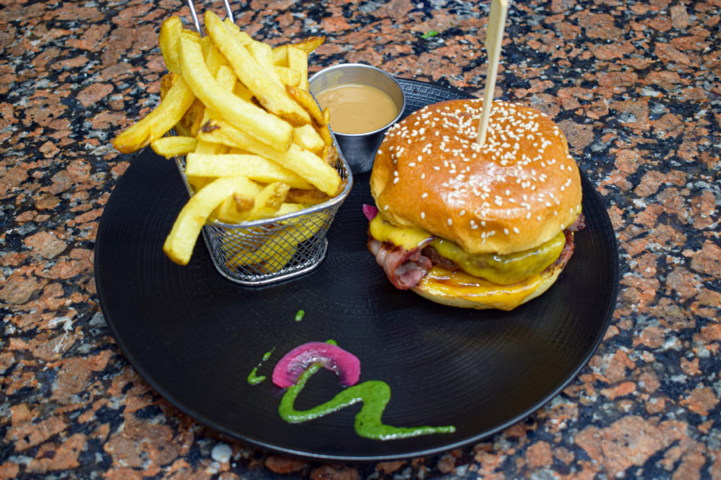Bistrot-de-Diane-restaurant-cafe-Claye-Souilly-assiette-composee-d-un-burger-gourmand-et-de-frites-faites-maison