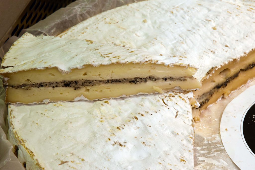 Place-au-fromage-fromagerie-Romainville-Brie-de-Meaux-a-la-truffe-noire-dit-le-fermier-truffe