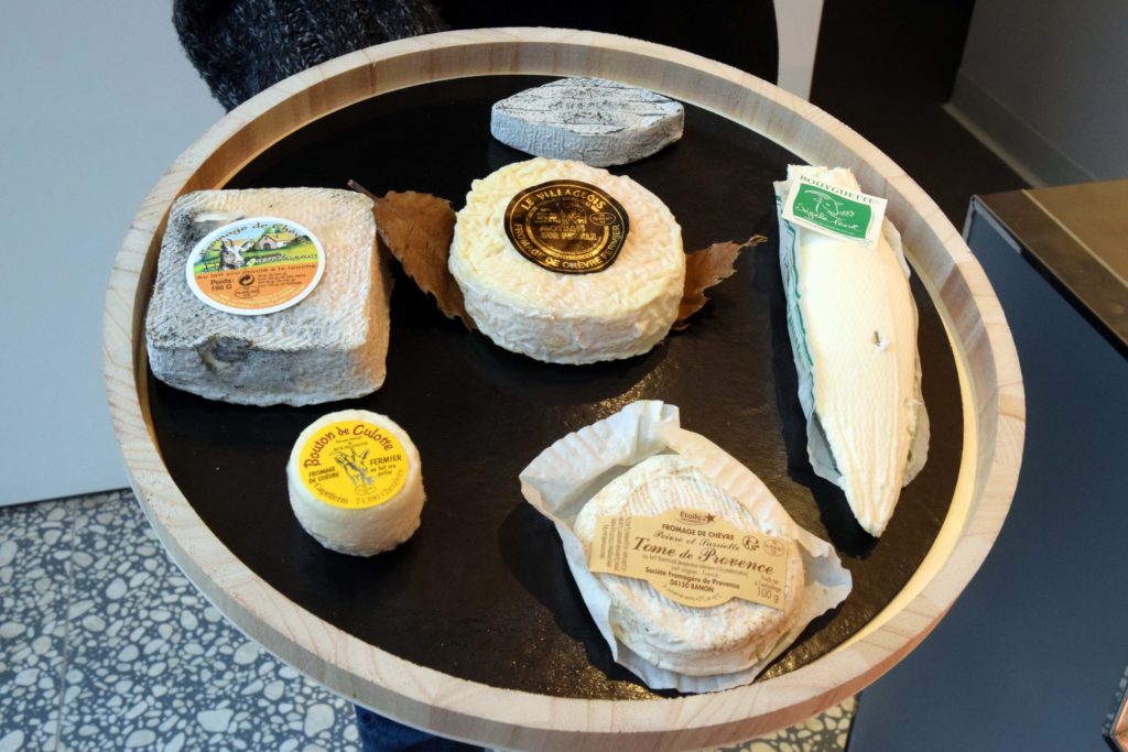 Place-au-fromage-fromagerie-Romainville-plateau-de-fromages-de-chevre-fermiers-francais