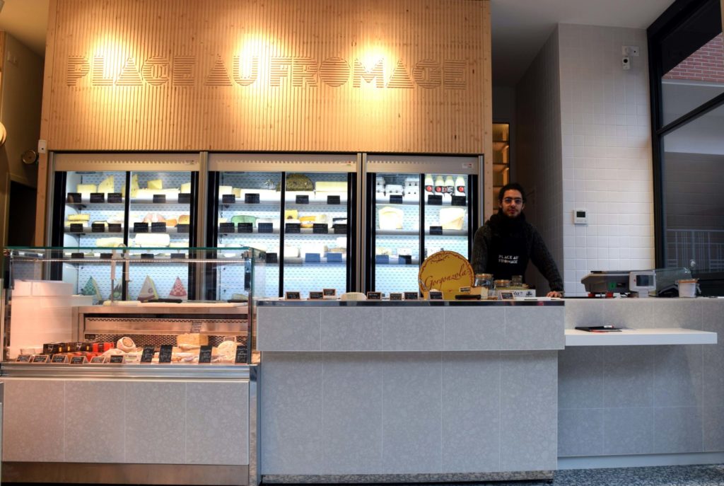Place-au-fromage-fromagerie-Romainville-vitrine-avec-Mike