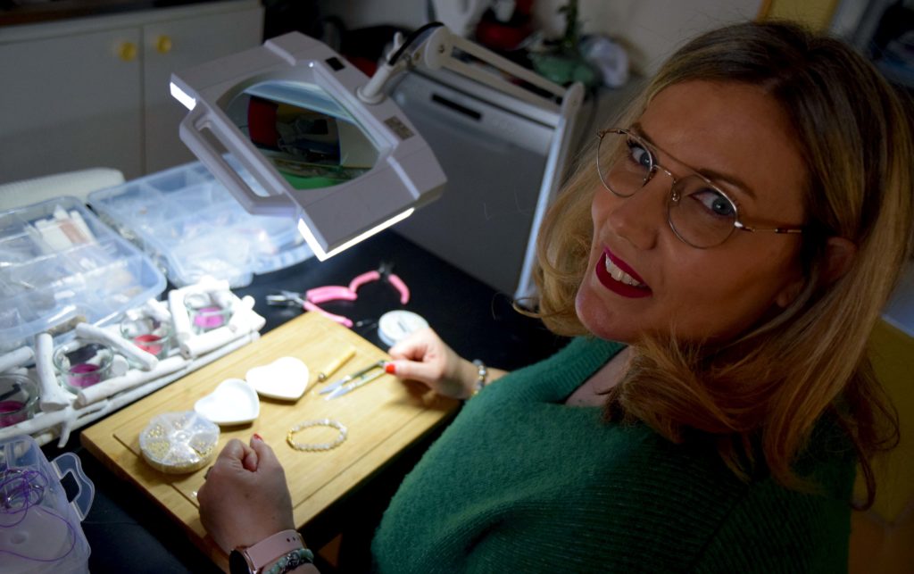 Perles-et-colibris-creatrice-de-bijoux-Mitry-Mory-Marie-Paule-a-fini-la-creation-de-son-bracelet-personnalise