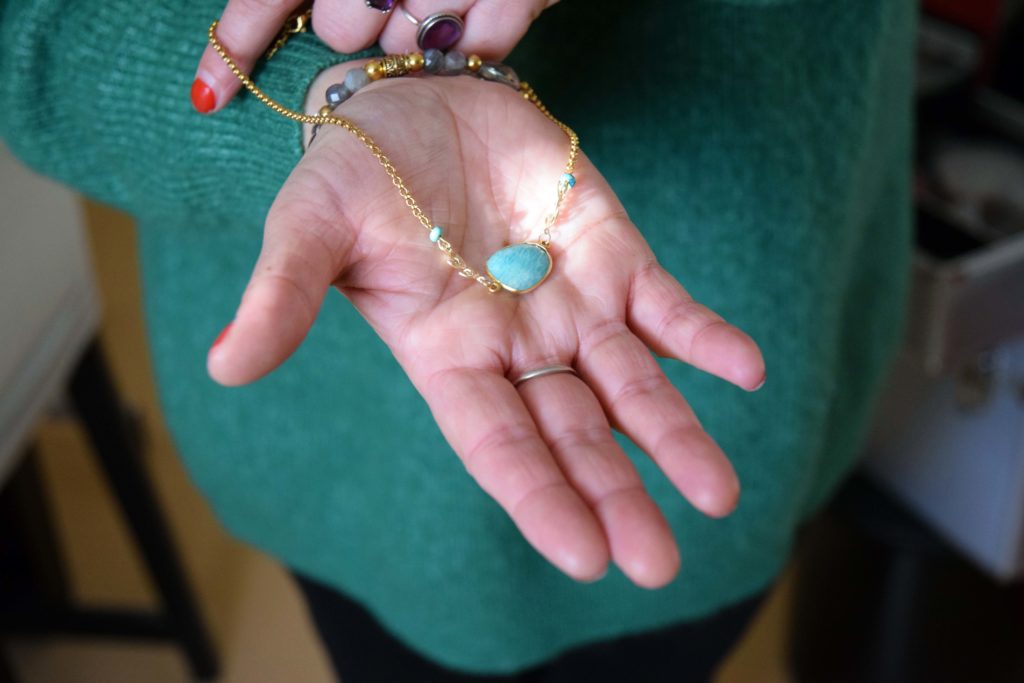 Perles-et-colibris-creatrice-de-bijoux-Mitry-Mory-Marie-Paule-tient-un-pendentif-en-pierre-d-eau-douce-vert