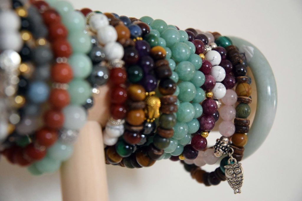 Perles-et-colibris-creatrice-de-bijoux-Mitry-Mory-assortiment-de-bracelets-en-pierres-precieuses-crees-par-Marie-Paule