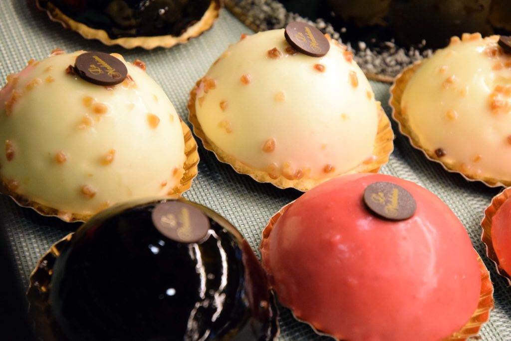 Boulangerie-La-Madeleine-Gonesse-Domes-vanille-fraise-et-chocolat-dans-la-vitrine-des-patisseries