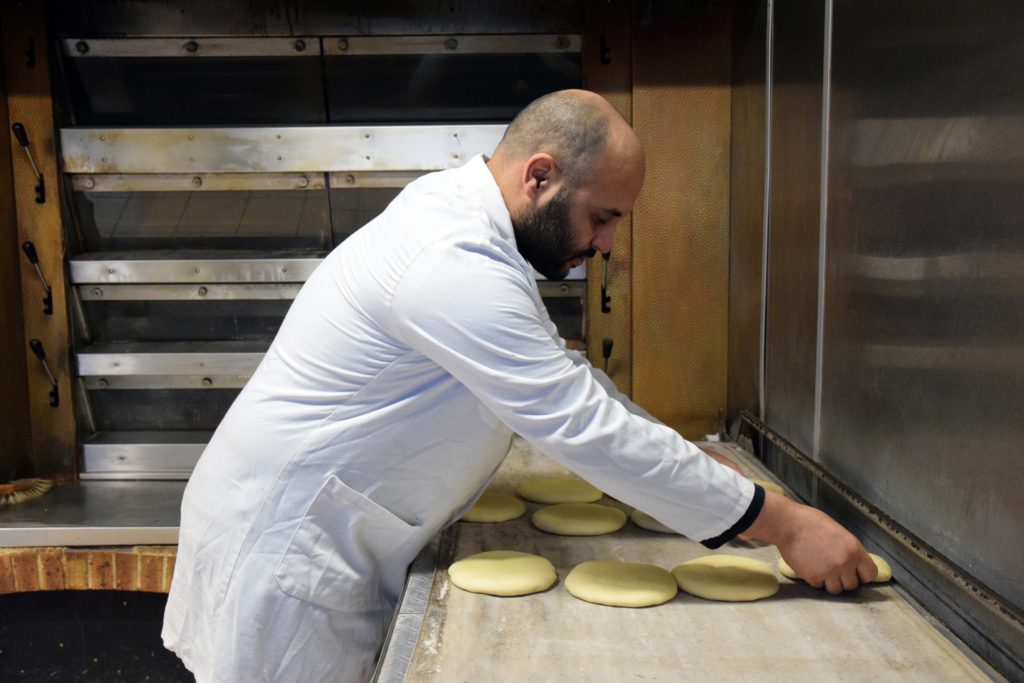 Boulangerie-La-Madeleine-Gonesse-Karim-depose-les-patons-de-pain-semoule-sur-le-tapis