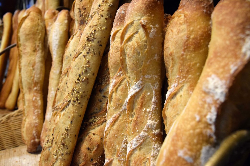 Boulangerie-La-Madeleine-Gonesse-assortiment-de-baguettes-campaillette-et-de-tradition