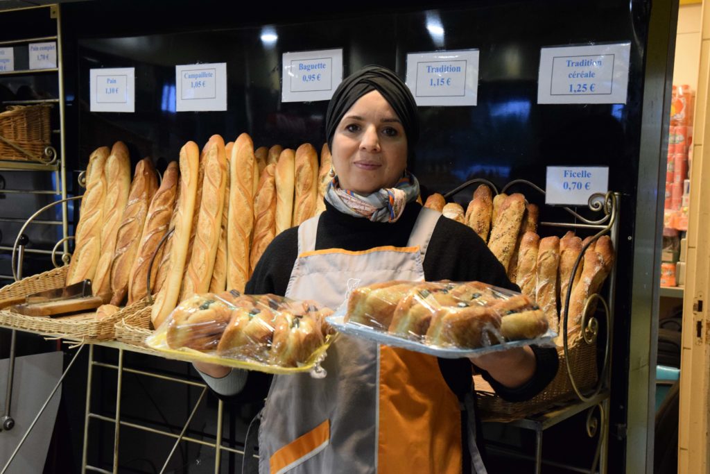 Boulangerie-La-Madeleine-Gonesse-la-vendeuse-de-la-boulangerie-presente-les-fricasses-tunisiens