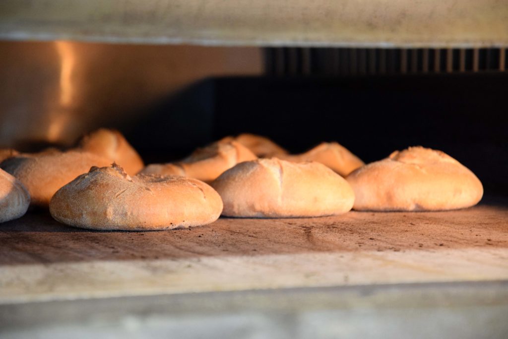 Boulangerie-La-Madeleine-Gonesse-les-pains-semoule-dorent-dans-le-four-du-boulanger