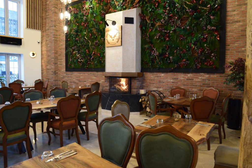 Le-Colombier-restaurant-Mitry-Mory-les-clients-peuvent-se-restaurer-pres-de-la-cheminee