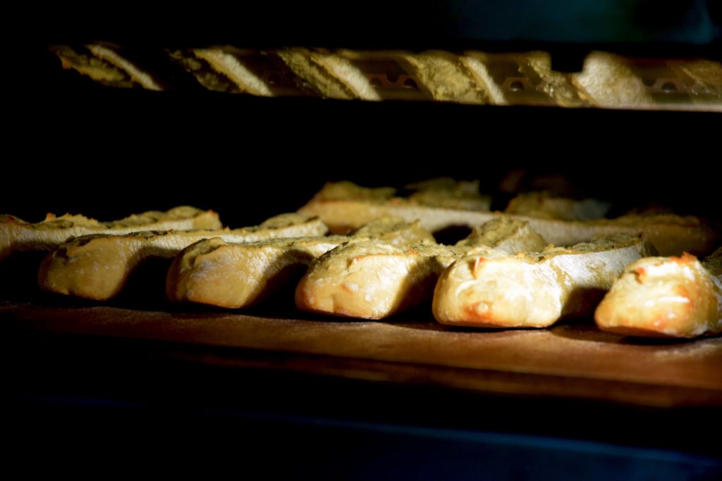 Boulangerie-Sabarot-Villeparisis-baguettes-de-tradition-dans-le-four
