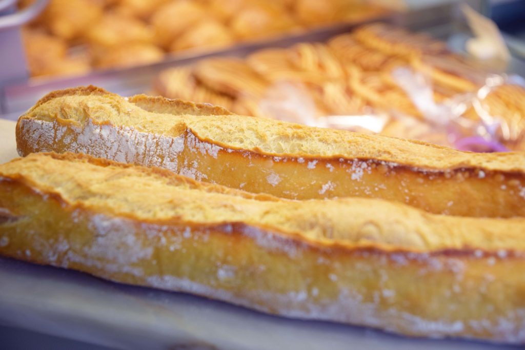 Boulangerie-Sabarot-Villeparisis-detail-de-baguettes-de-tradition-devant-la-vitrine-de-viennoiseries