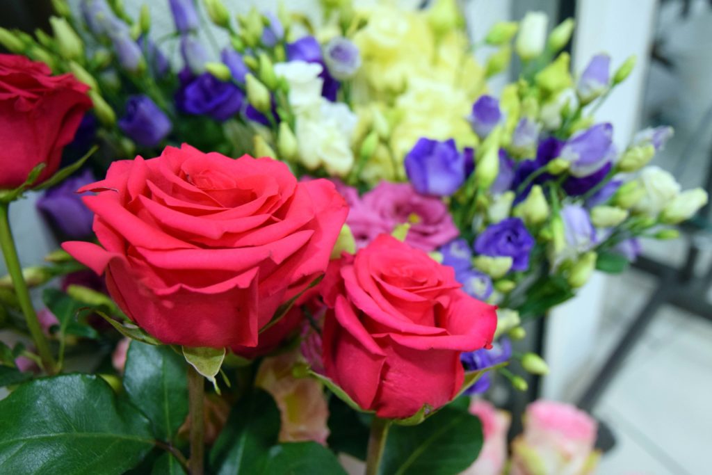 Karine-Fleurs-Fleuriste-Mitry-Mory-les-roses-font-parties-du-choix-en-fleurs-coupees