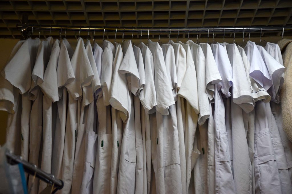 Pressing-Arc-en-Ciel-Garges-Les-Gonesse-service-de-blanchisserie-pour-les-tenues-des-professionnels-comme-les-blouses