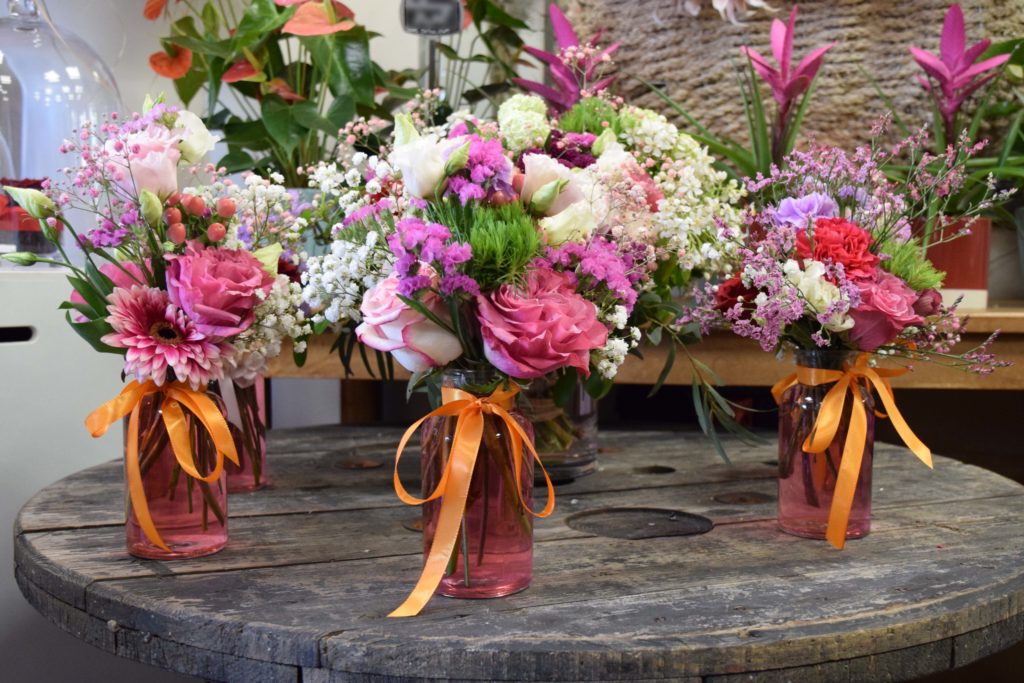 Fleurs-daujoudhui-Gonesse-bouquets-ave-rubans-appeles-les-charmes-par-Marie-Philomene