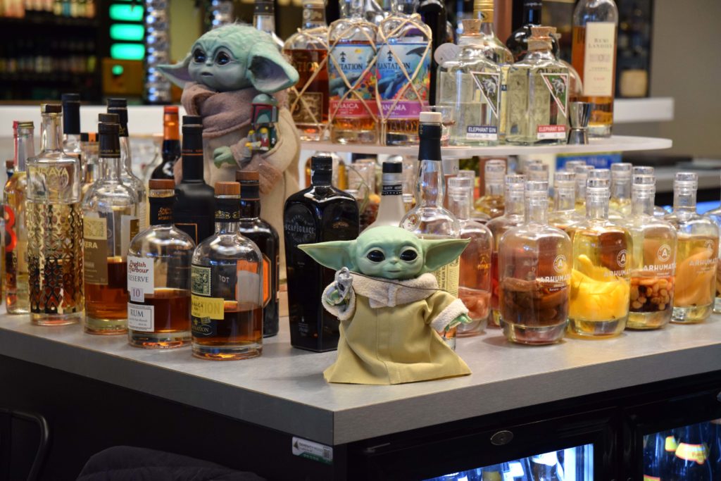 Mos-Eisley-Bar-caviste-Claye-Souilly-Maitre-Yoda-accueillent-tous-les-clients-du-Mos-Eisley-au-bar-de-degustation