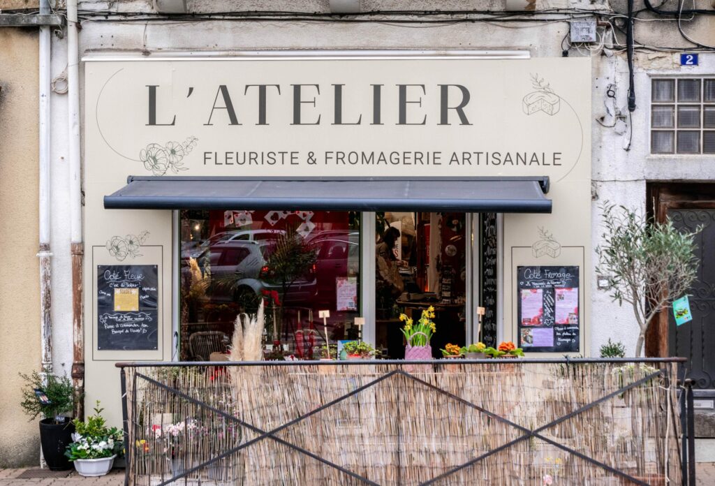 Latelier-fleuriste-fromagerie-Mirande-2-1 jpg